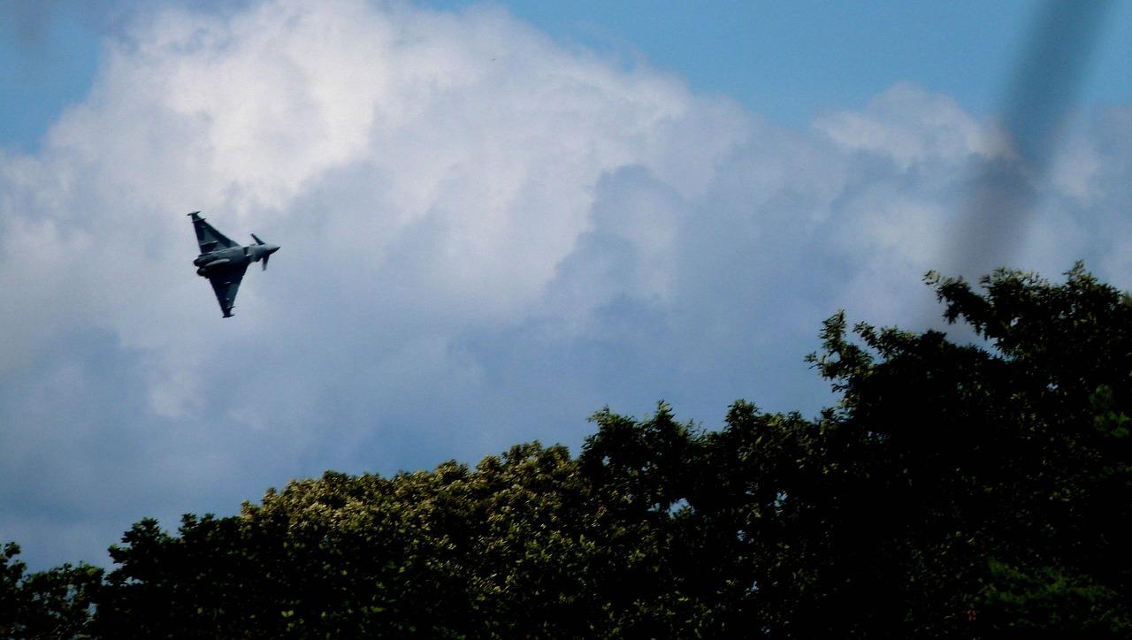 抗击台风的勇气与团结