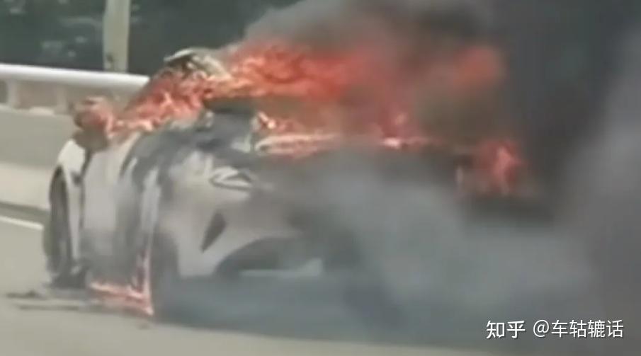 现场实拍:小米SU7桥上起火!