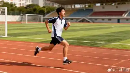 广东高校试点健康跑新规，每天不少于 3000 米、每周至少跑 5 天，这样的运动量适合大学生吗？