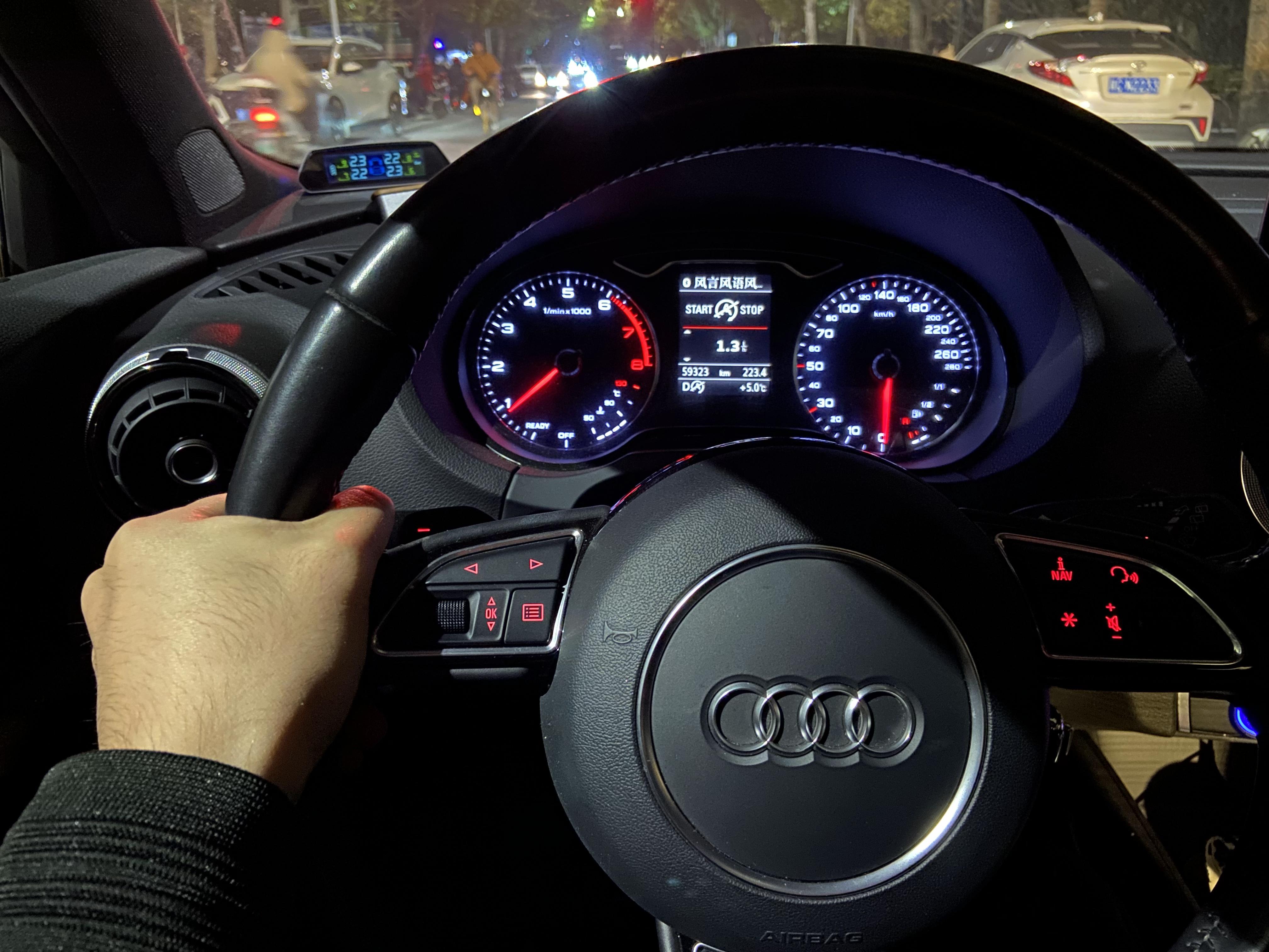 开车双手紧握方向盘的都不是老司机是真的吗