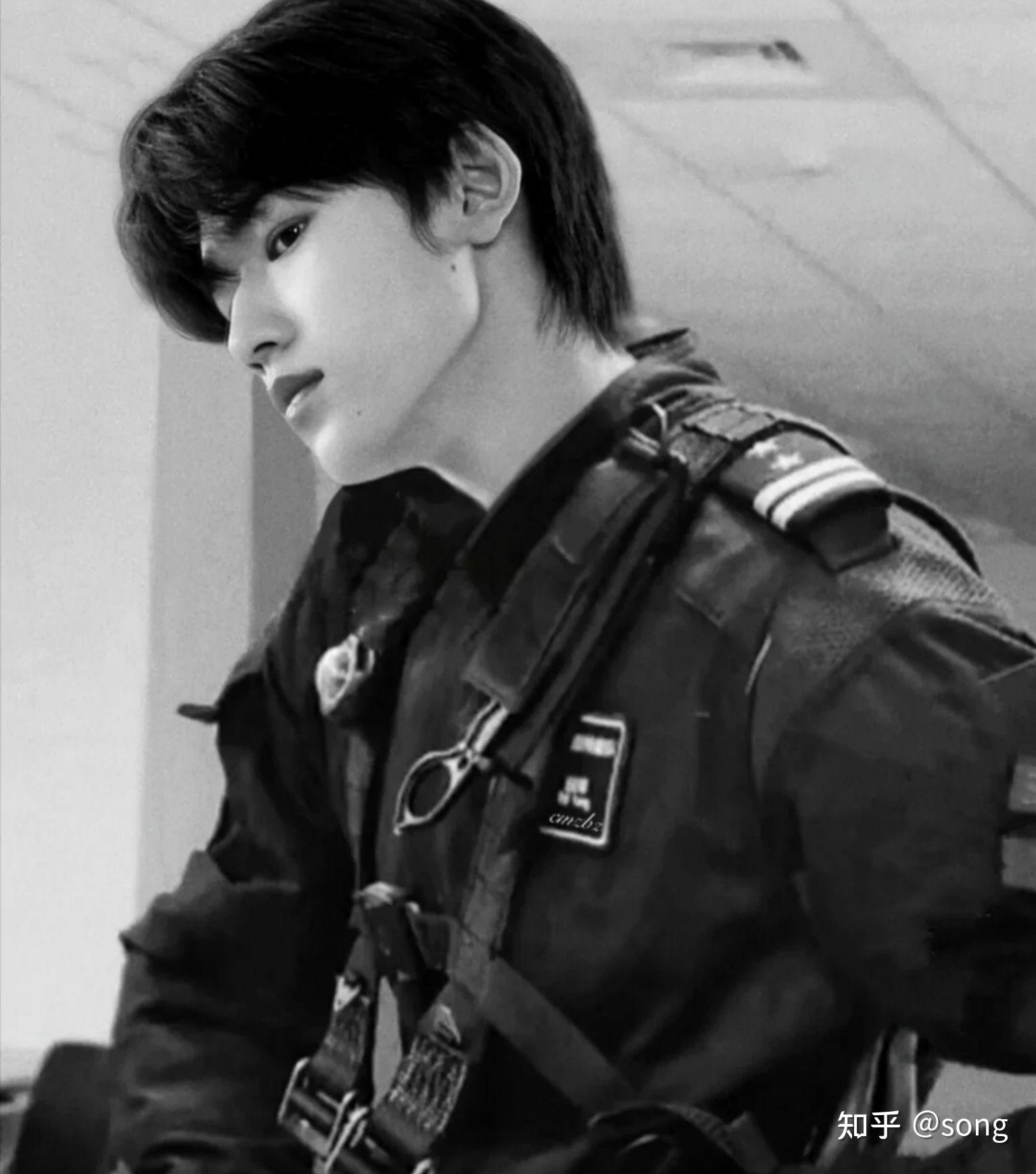 无意间看到宋亚轩这个军装图谁有原图,或者清晰一点的图 那个姐妹,给