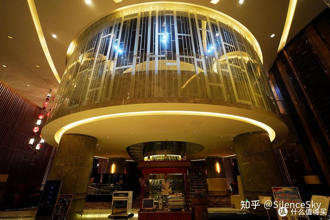这家酒店的大堂吧，同时也是图书馆~扬州皇冠假日酒店体验 - 知乎