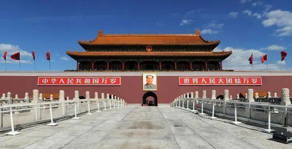其实现在的天安门城楼是1970年我国推倒和拆除原天安门，在原址重新建造出来的。 - 知乎