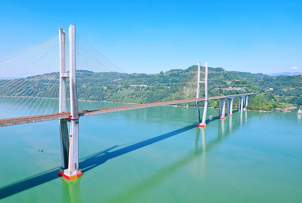 重庆高速公路首座桥梁防船撞设施建设工程顺利投用