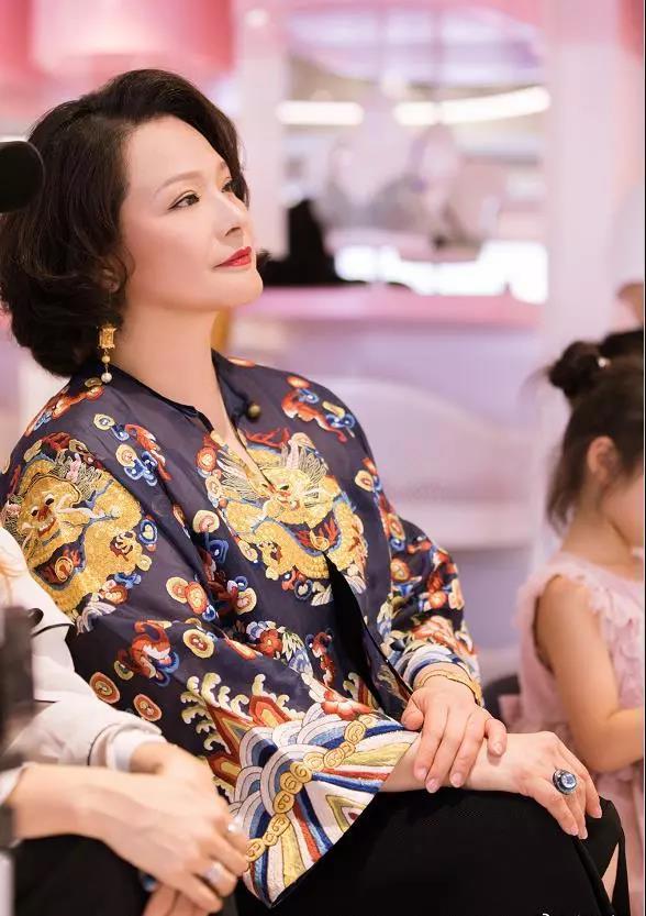 “万圣公主”张青,当红之时下海经商,成为身价过亿的霸道女总裁 - 知乎
