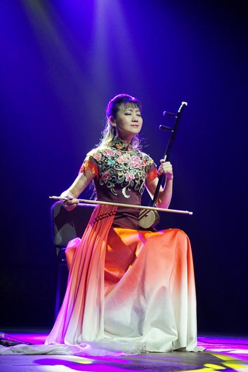 胸腰臀腿背肘手,身材线条美妙极了优秀二胡演奏者的动作很美二胡演奏