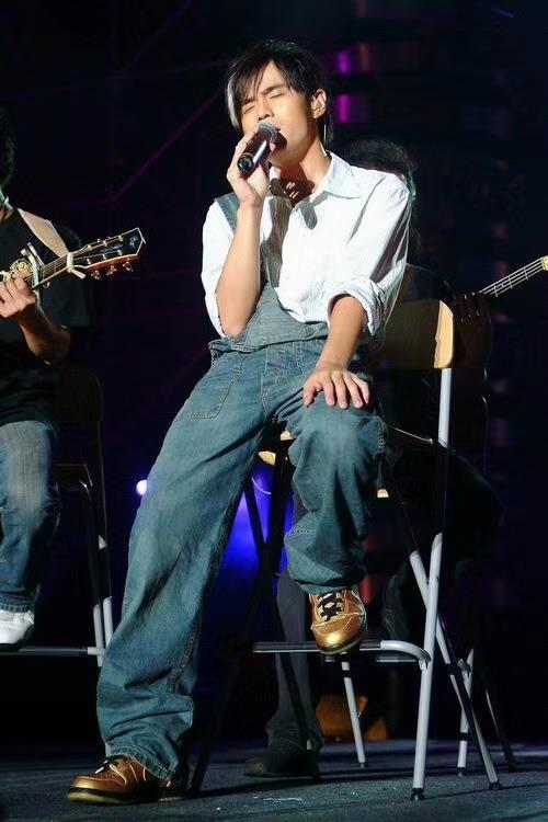 大家有没有周杰伦早期留狼尾的照片