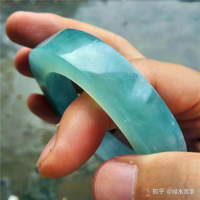 翡翠原石：莫湾基晴水种翡翠手镯开窗料- 知乎