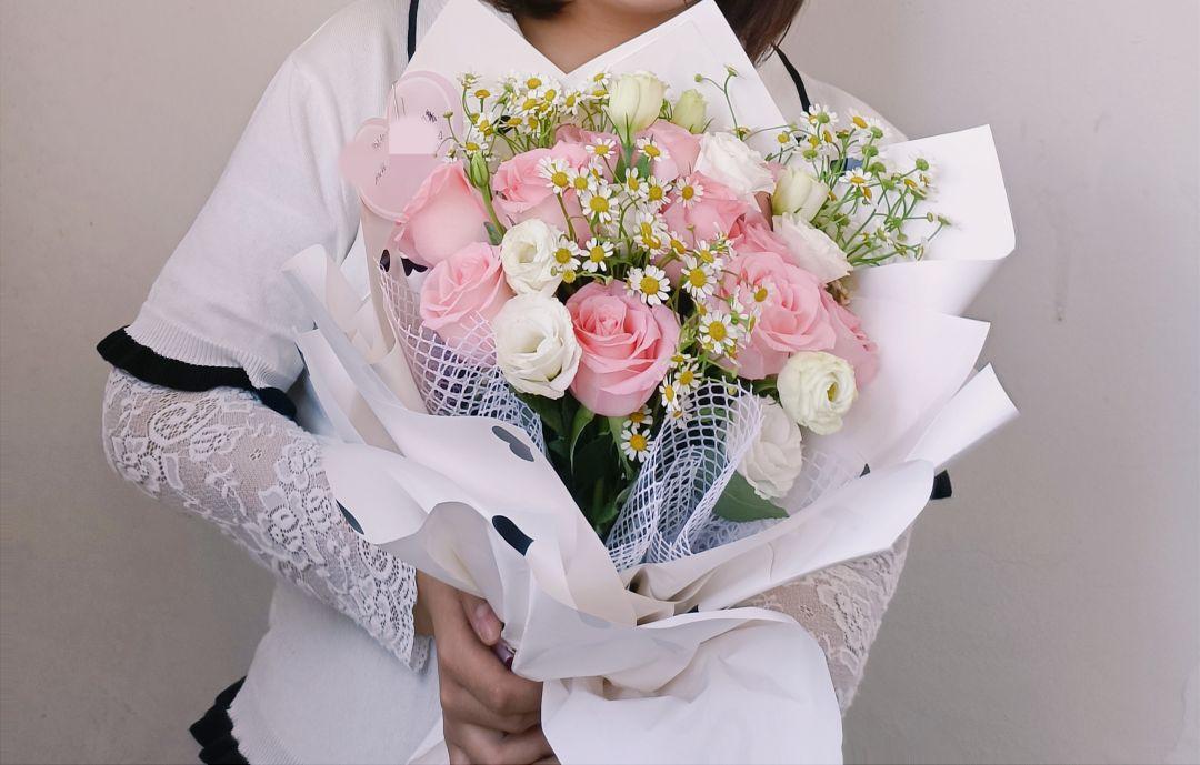 有没有这样关于玫瑰花的微信背景图或者有意境的文字背景图?