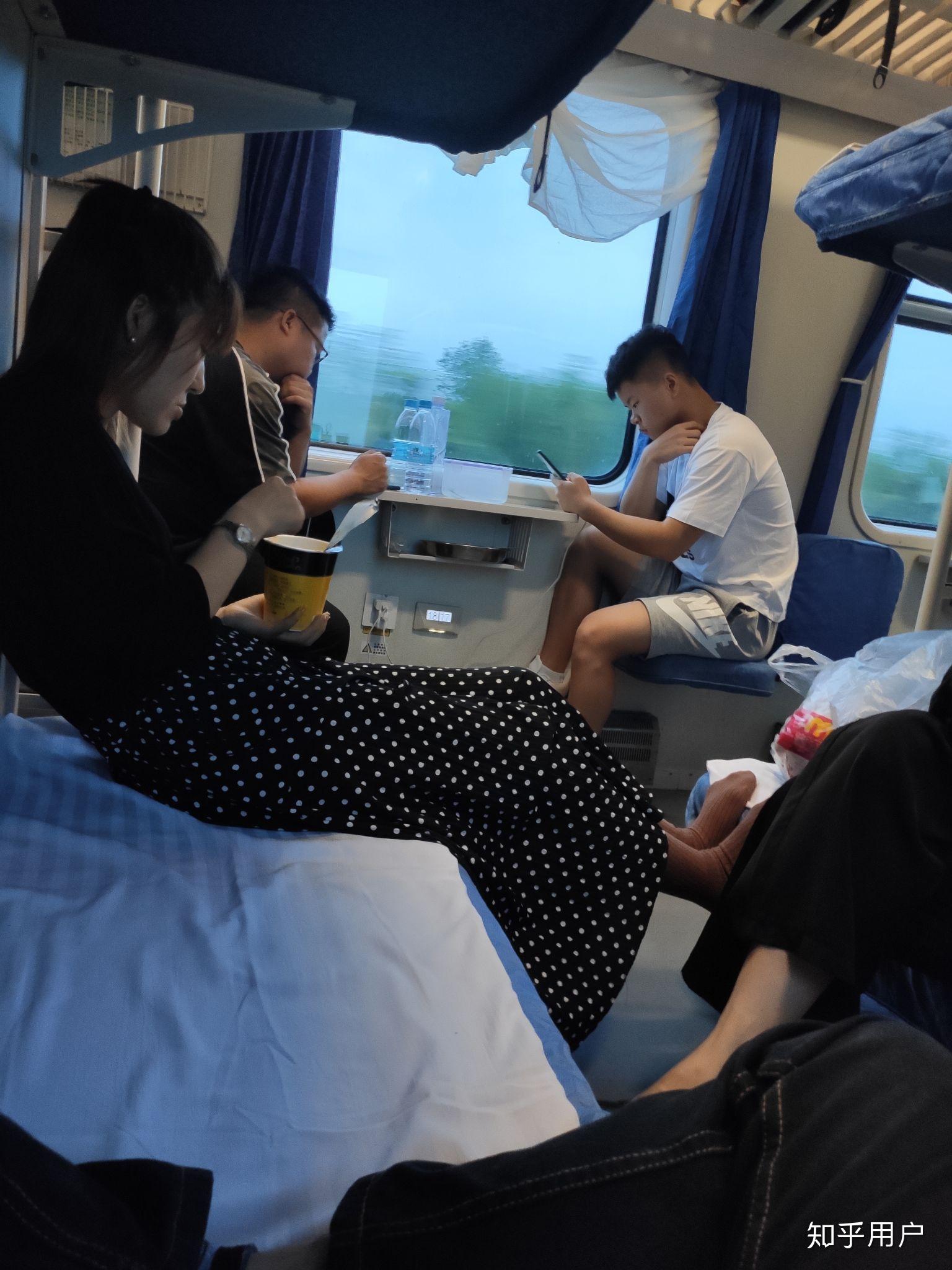 坐火车硬卧下铺,中上铺的人问都不问直接坐我铺上,我很不开心,这种