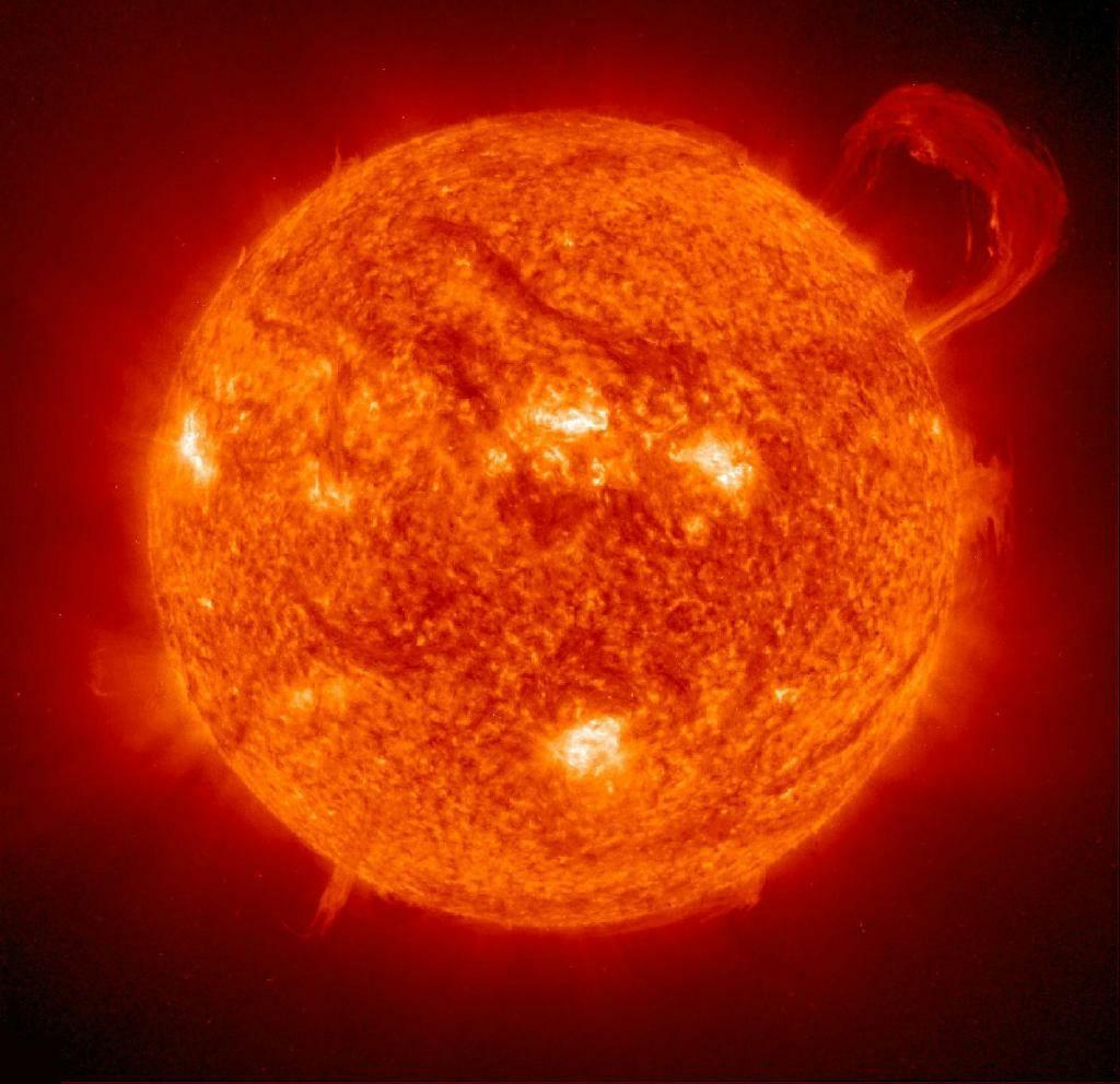 蓝超巨星和红超巨星除了颜色还有什么区别?