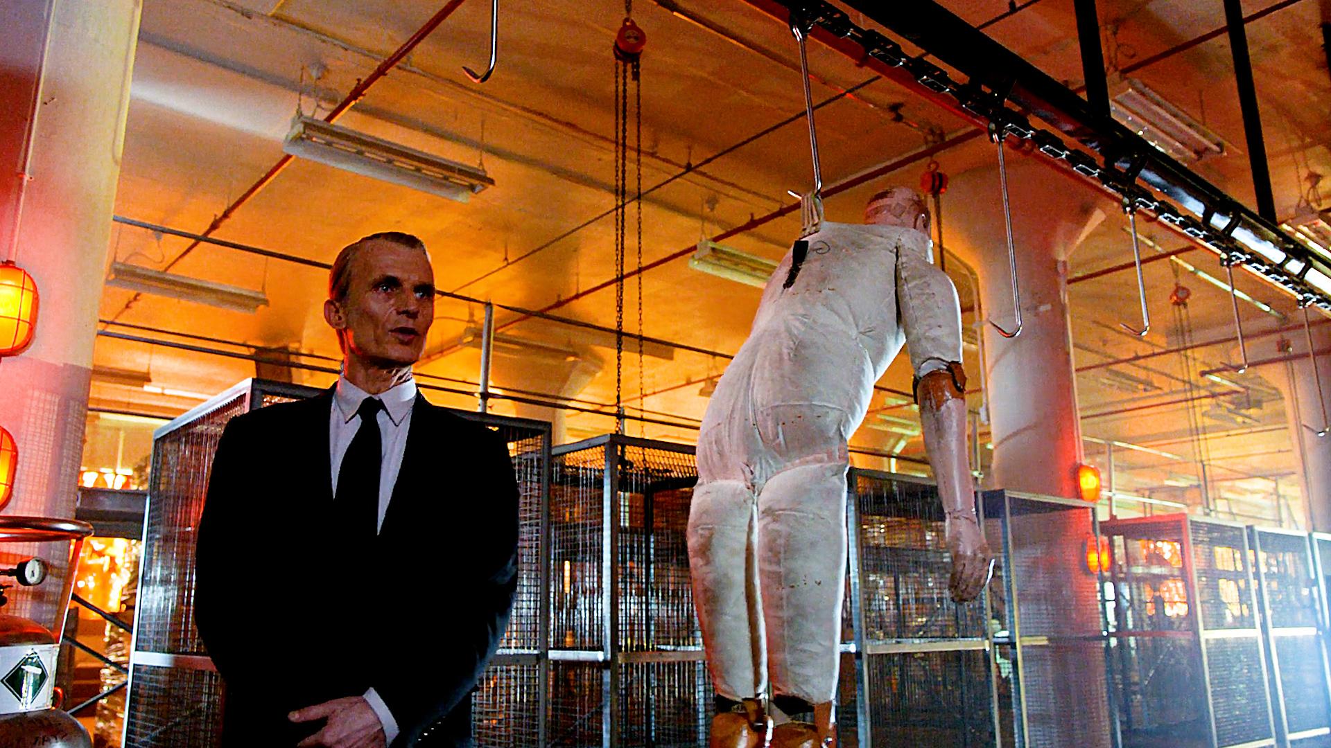 为了打造一间人类屠宰场老板竟用活人做实验