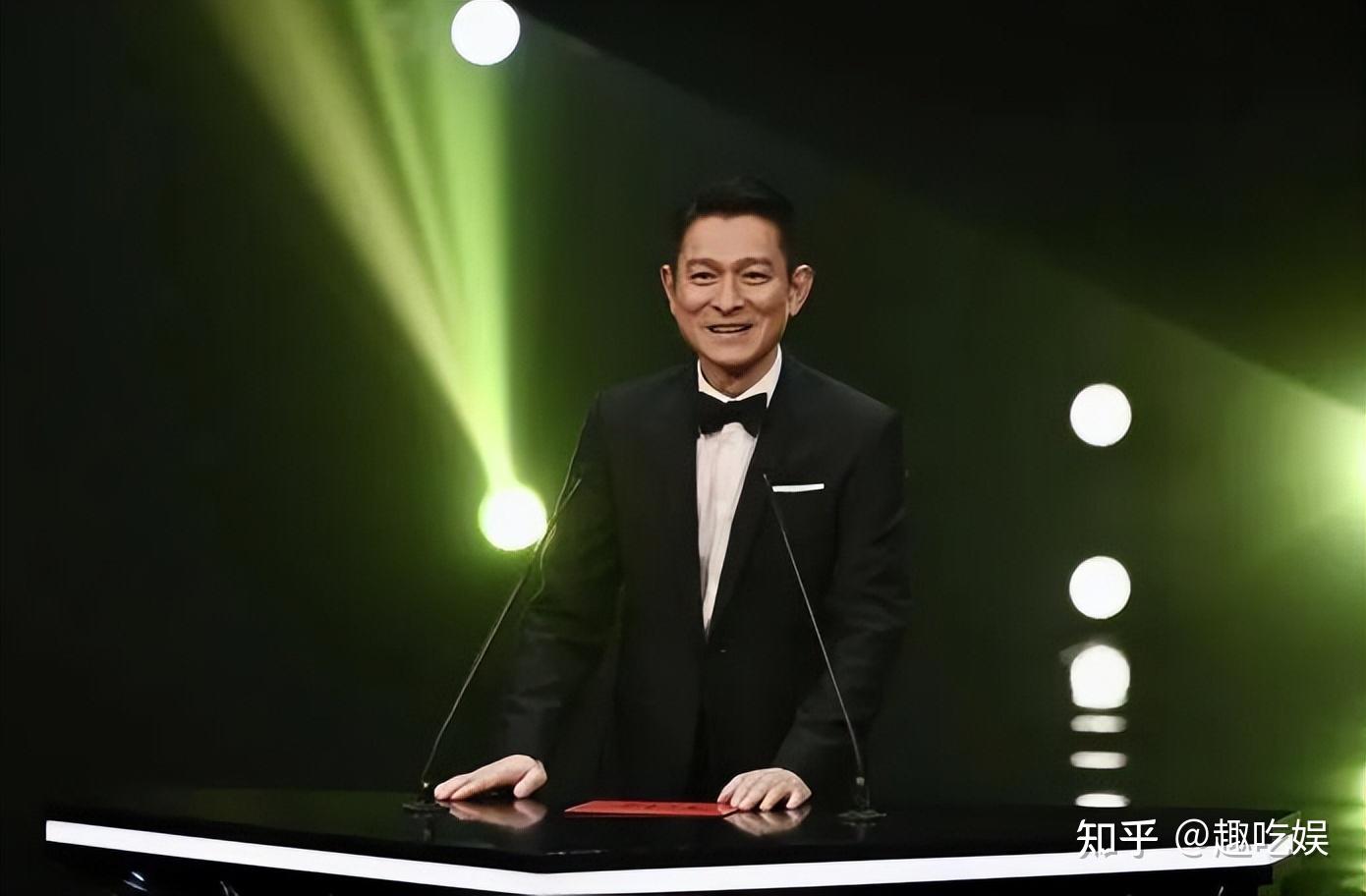 63 岁刘德华演唱会不慎踩空摔倒,疑似受伤,具体情况如何?