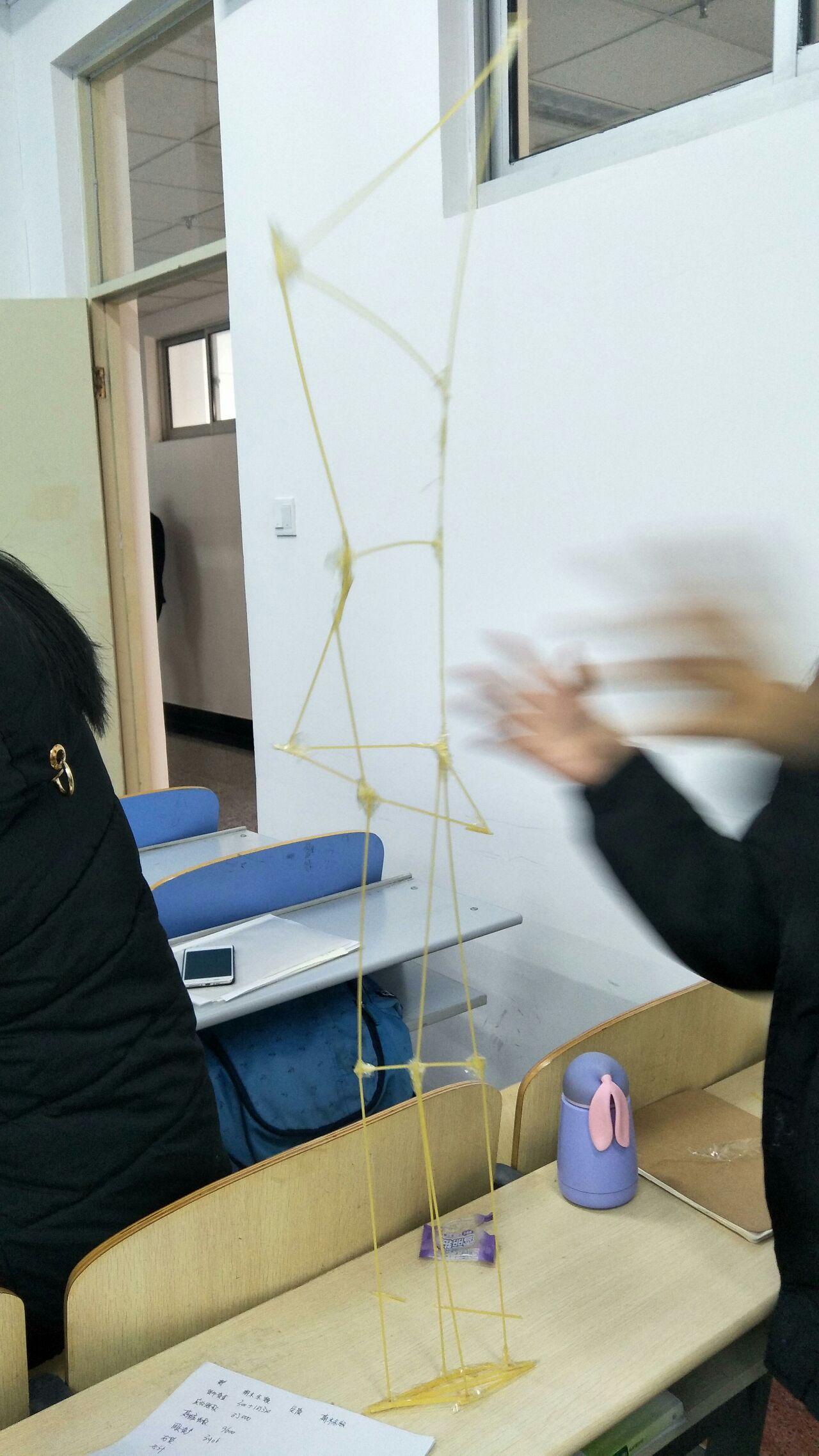 棉花糖挑战用20根意大利塑料棒一卷胶带一卷细绳在20分钟内尽量搭一座