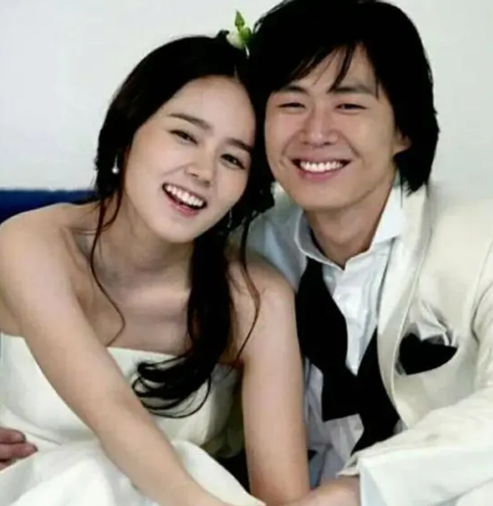 韩佳人延政勋首次拍摄情侣画报夫妻二人鼻贴鼻搂腰甜度超标