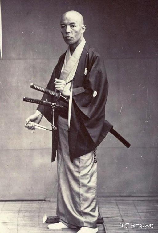 日本电影中的武士领主腰间经常有一把折扇请问这个折扇的名字和作用