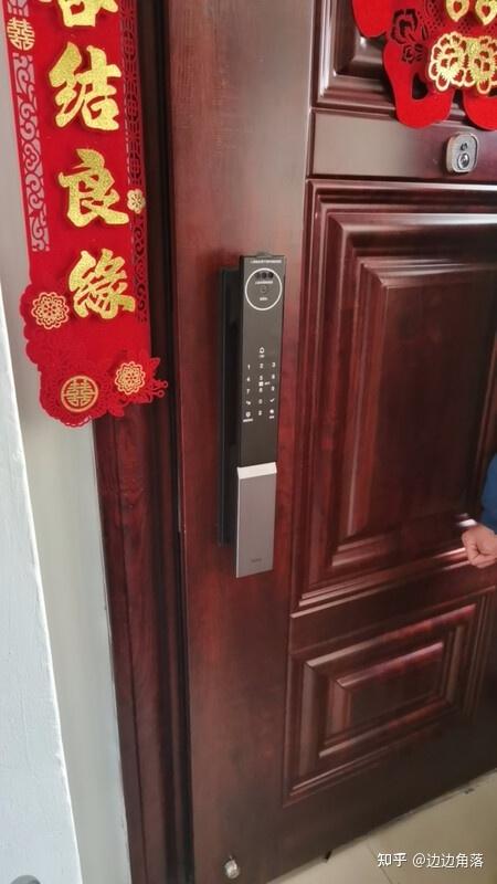 千元智能门锁测评!为什么说美的智能门锁X3超适合有老人的家庭使用?续航久才是实用好用的智能门锁。