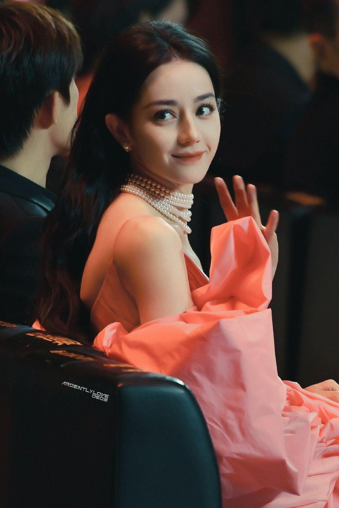 如何评价迪丽热巴在微博之夜 2023 红毯上的造型? - 知乎