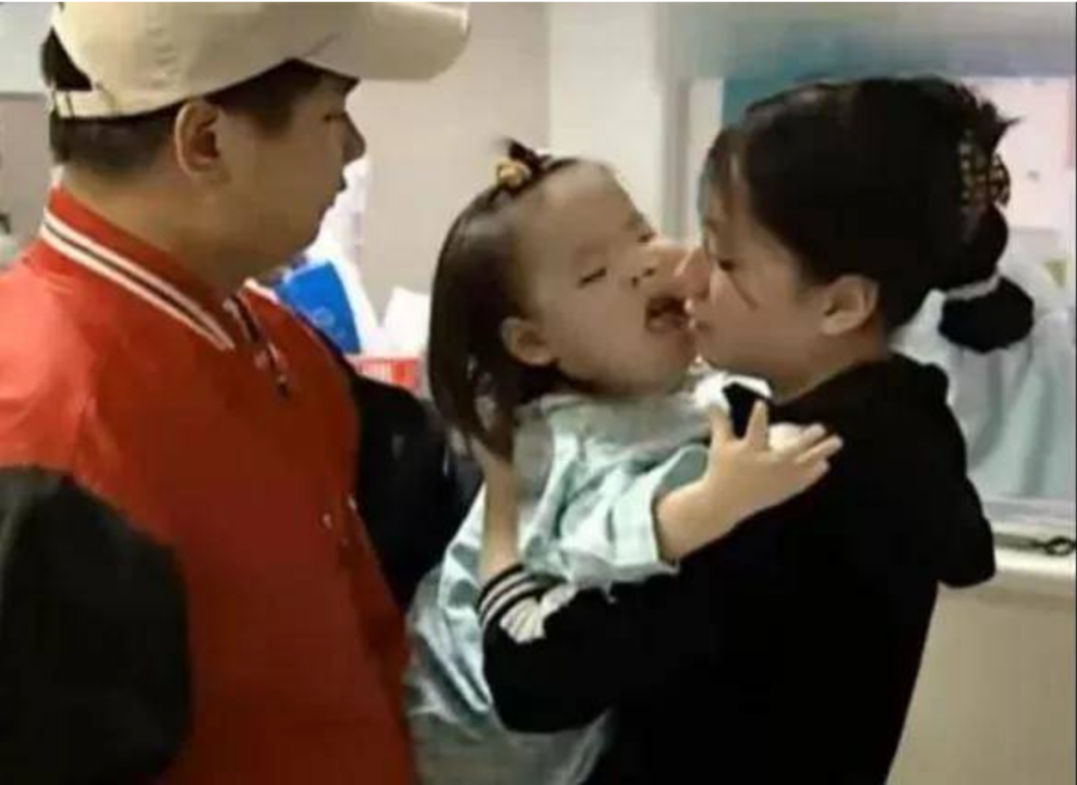 雅妍小时候被妈妈抱着