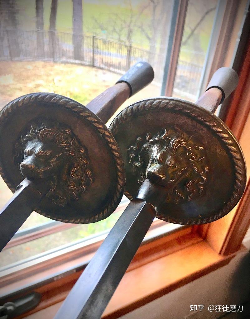 请教一下,为什么欧洲中世纪末期迅捷剑,小剑会成为决斗的主流武器而不