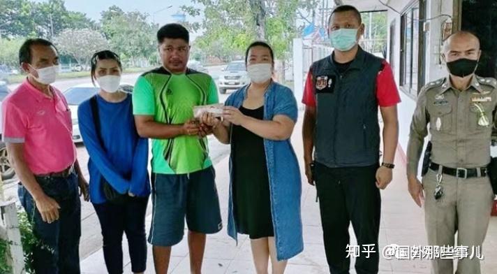 泰国一辆车掉落10万现金,路人帮忙捡钱 - 知乎