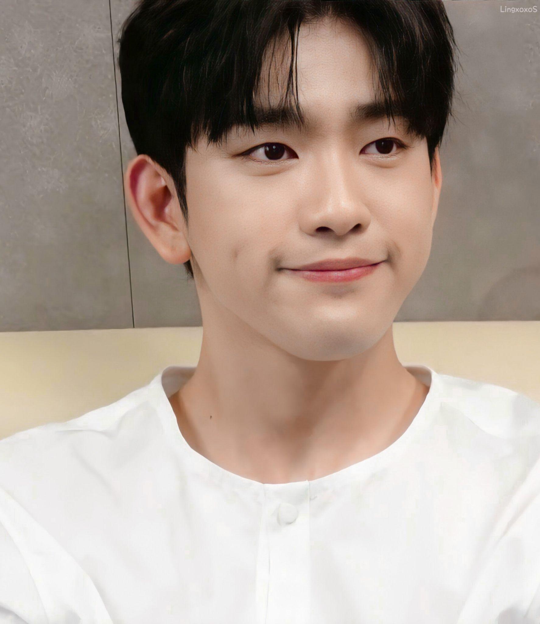 哪些男明星睁大眼睛很可爱笑起来却满脸褶子? - 知乎