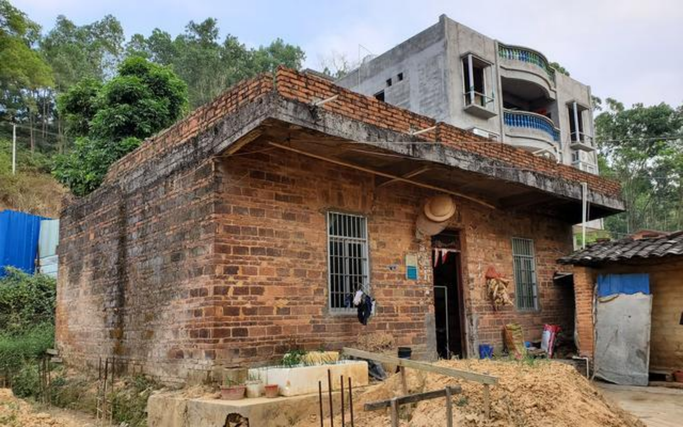 小梅家破旧的红砖房(新京报记者 李云蝶 摄)