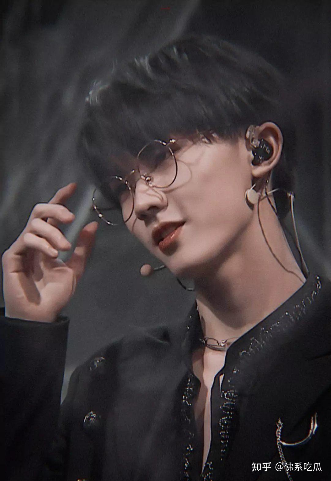 谁有马嘉祺戴眼镜的照片,想要收集?