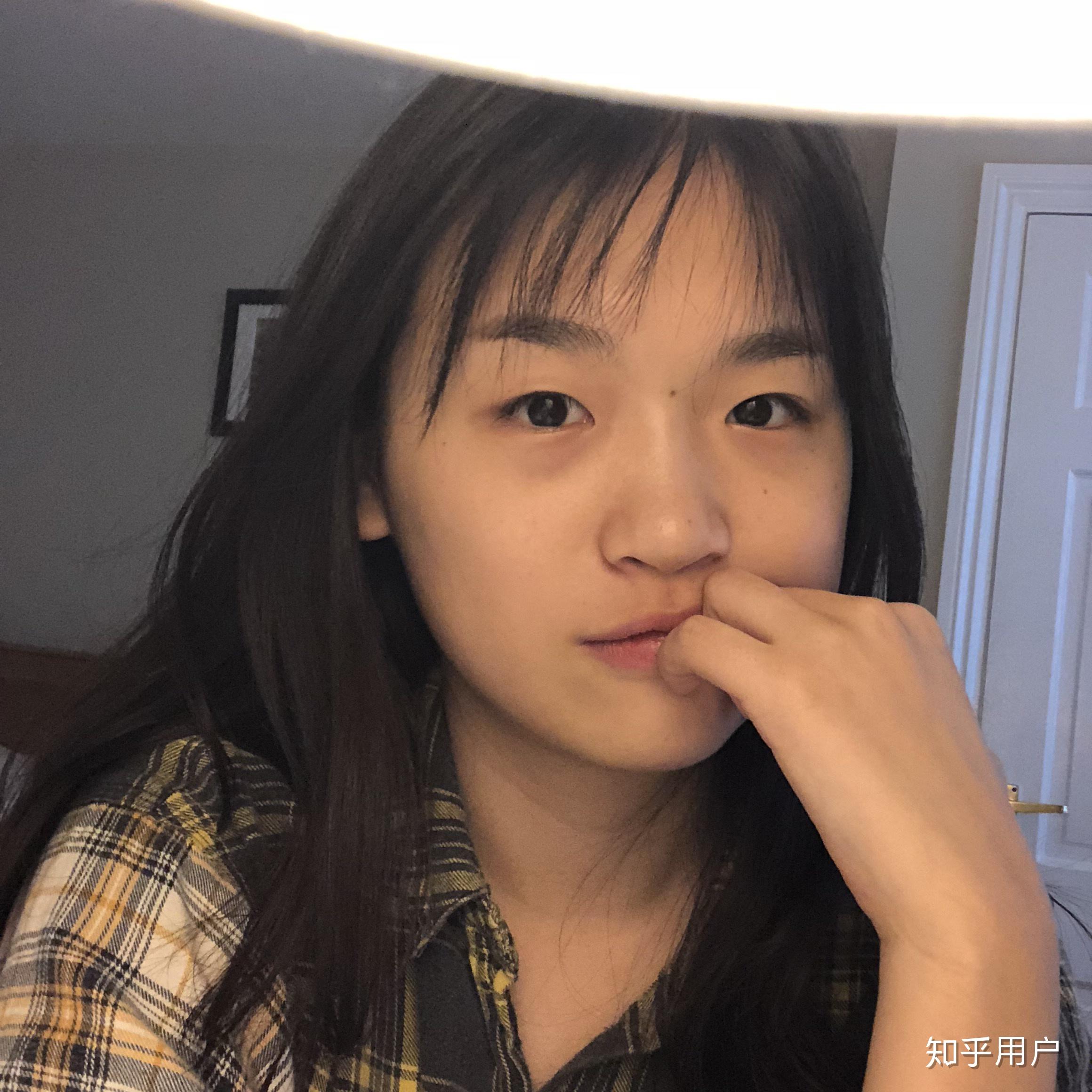 有没有那种单眼皮小眼睛塌鼻梁厚嘴唇但还挺好看的女生