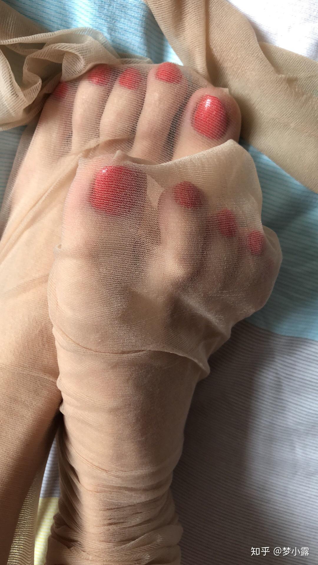 女生穿丝袜如脚趾处破洞露大脚趾,勒大脚趾吗? - 知乎
