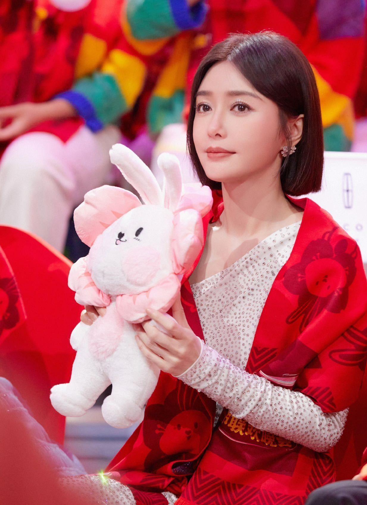 秦岚现身 2023 年央视春晚彩排,你对秦岚春晚表现有什么期待? - 知乎