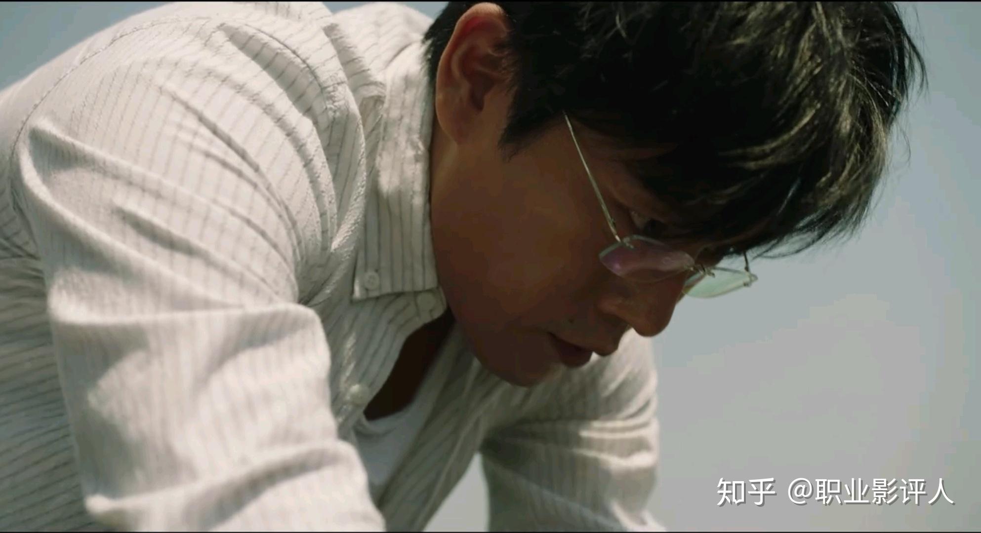 《隐秘的角落》张东升推岳父岳母下山,为什么要给蜥蜴特写镜头?