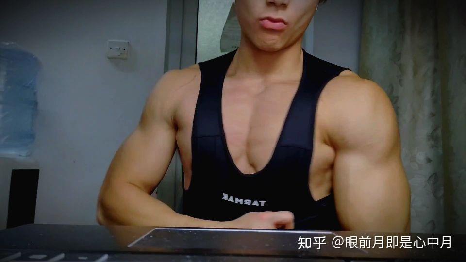 请问卧推100kg的胸肌有多大可以发你们自己的照片