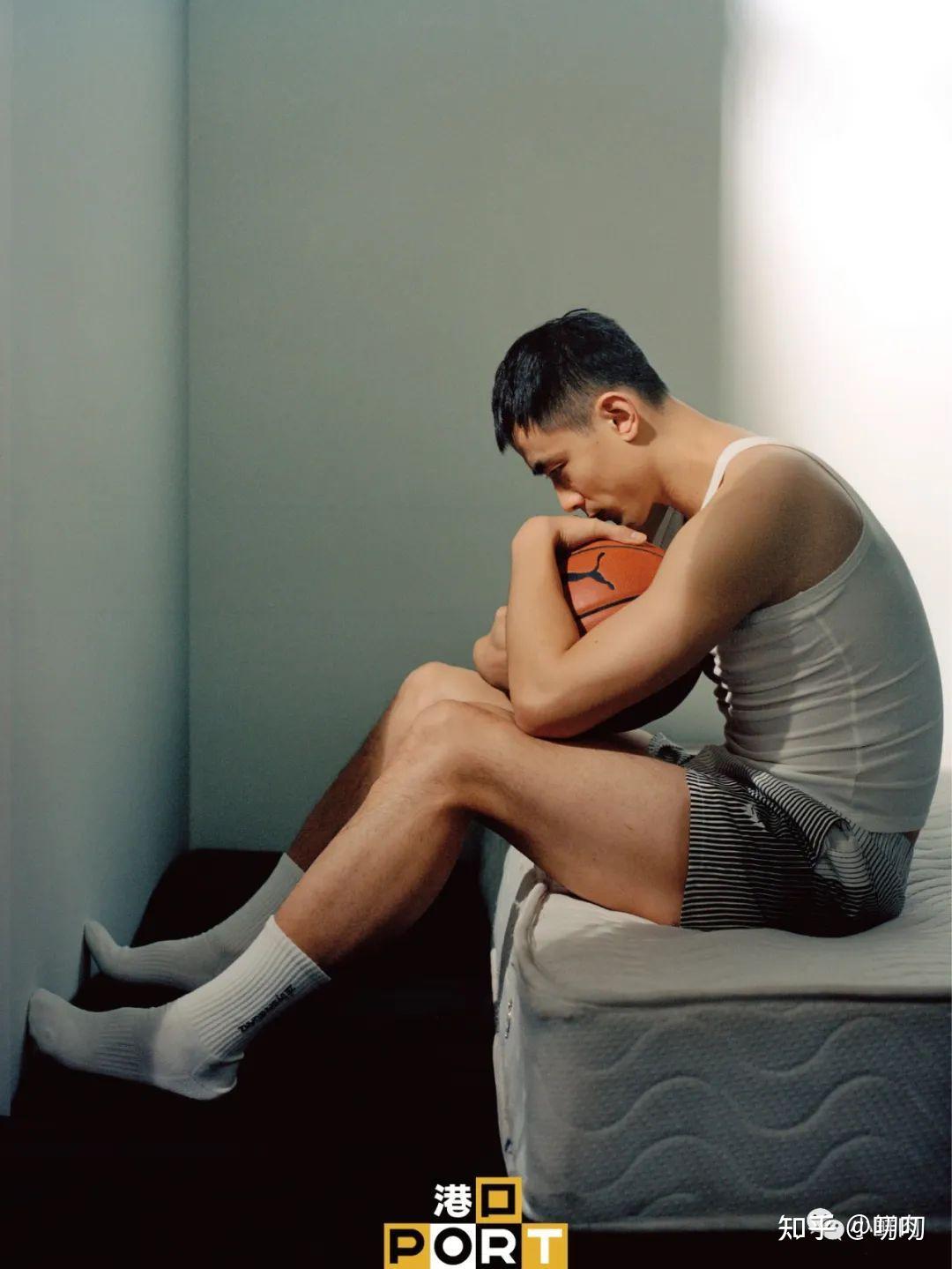 已婚直男赵继伟拍白袜写真，网友：通讯录味儿太浓了- 知乎