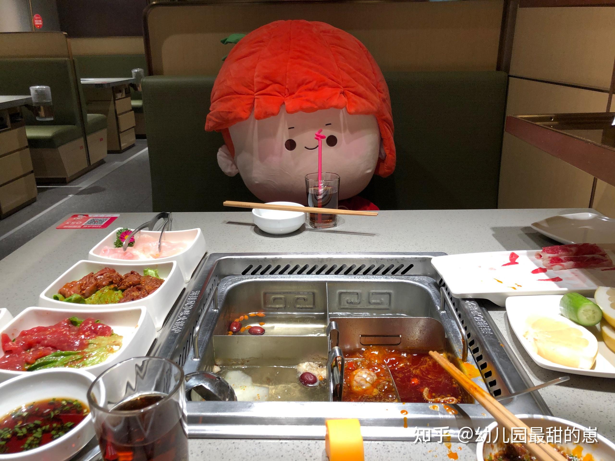 一个人吃海底捞服务员怕你孤独会给你对面放个娃娃吗