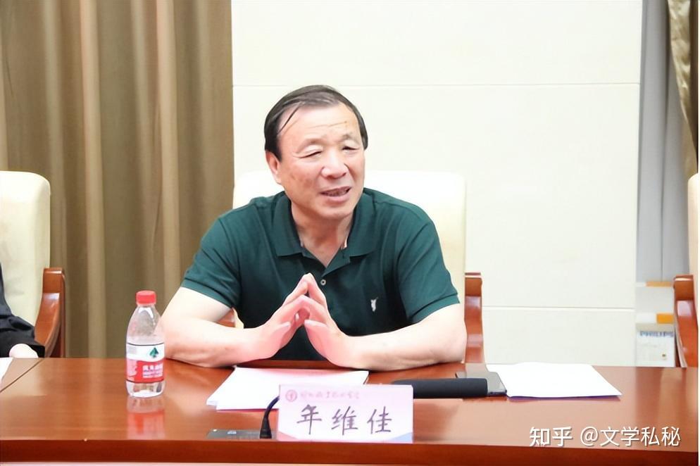 小学语文课本上的一篇青山处处埋忠骨,作者晓年!这个晓年是谁?