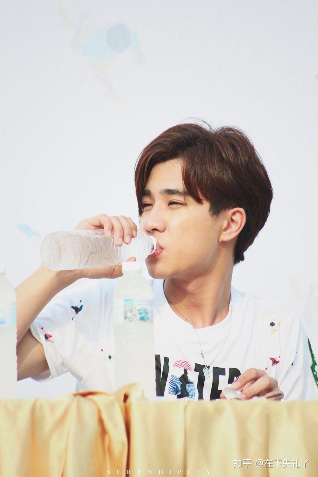 求一波王俊勇的壁纸 泡芙真的好可爱?