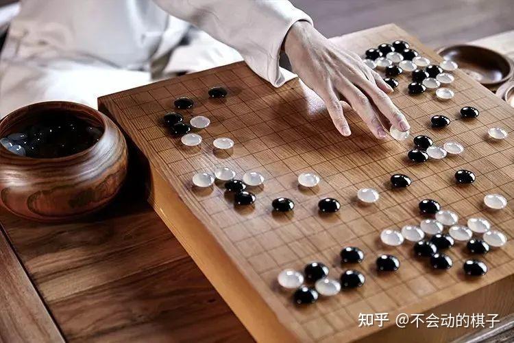 为什么围棋落子要用两个手指夹着,不能像拿瓜子一样捏着? - 知乎