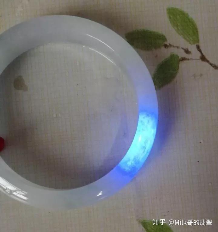 什么品种翡翠能产生荧光或者是起胶的感觉? - 知乎