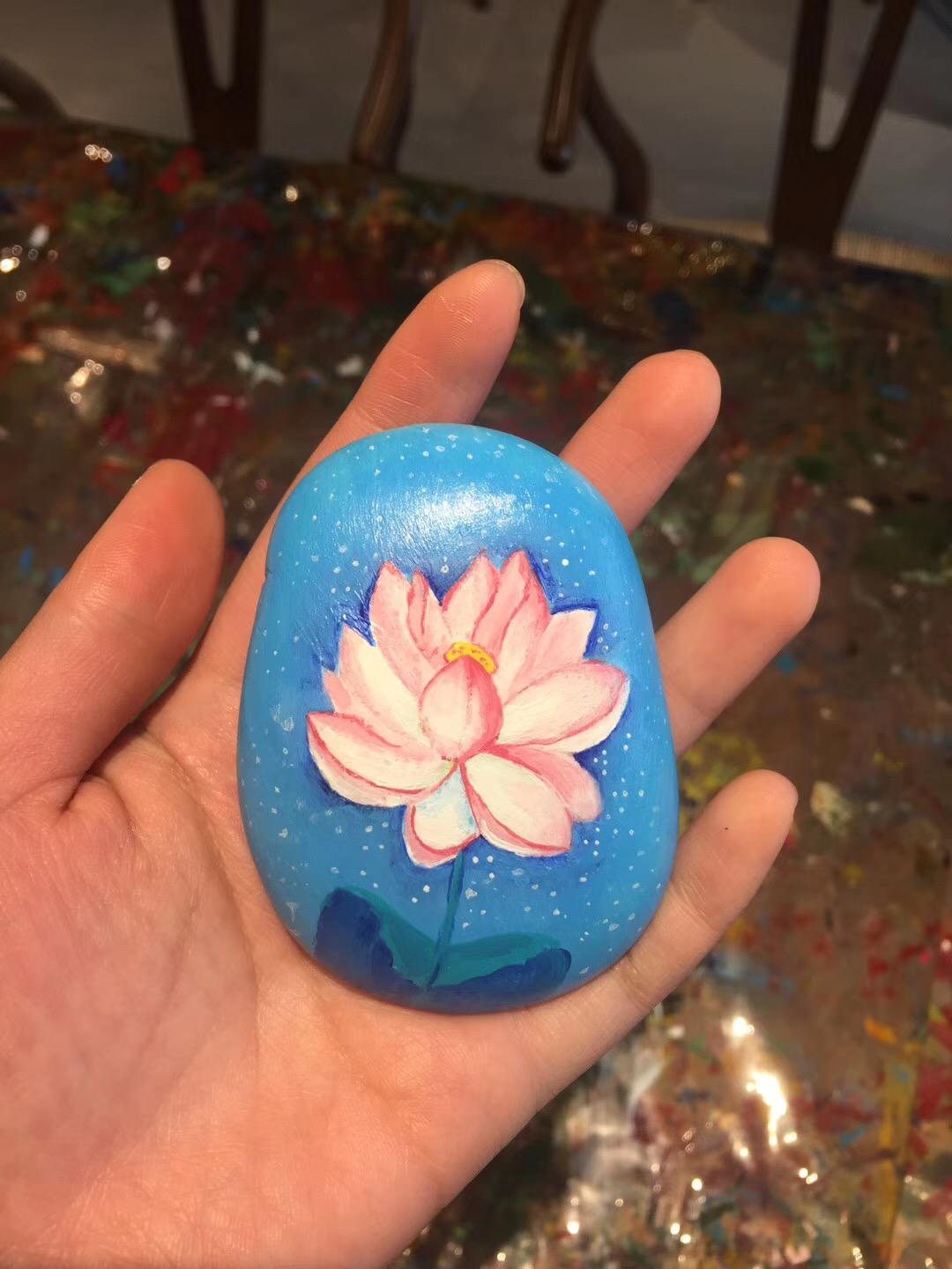 在石头上画画应该用什么画笔和颜料