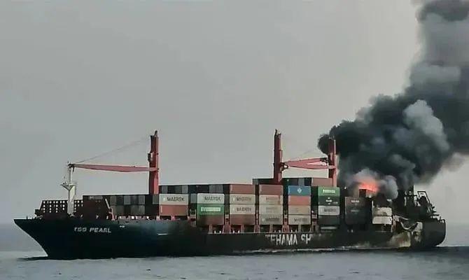 一艘集装箱船发生大火，涉及多家船司共舱！恐宣布共同海损！ - 知乎