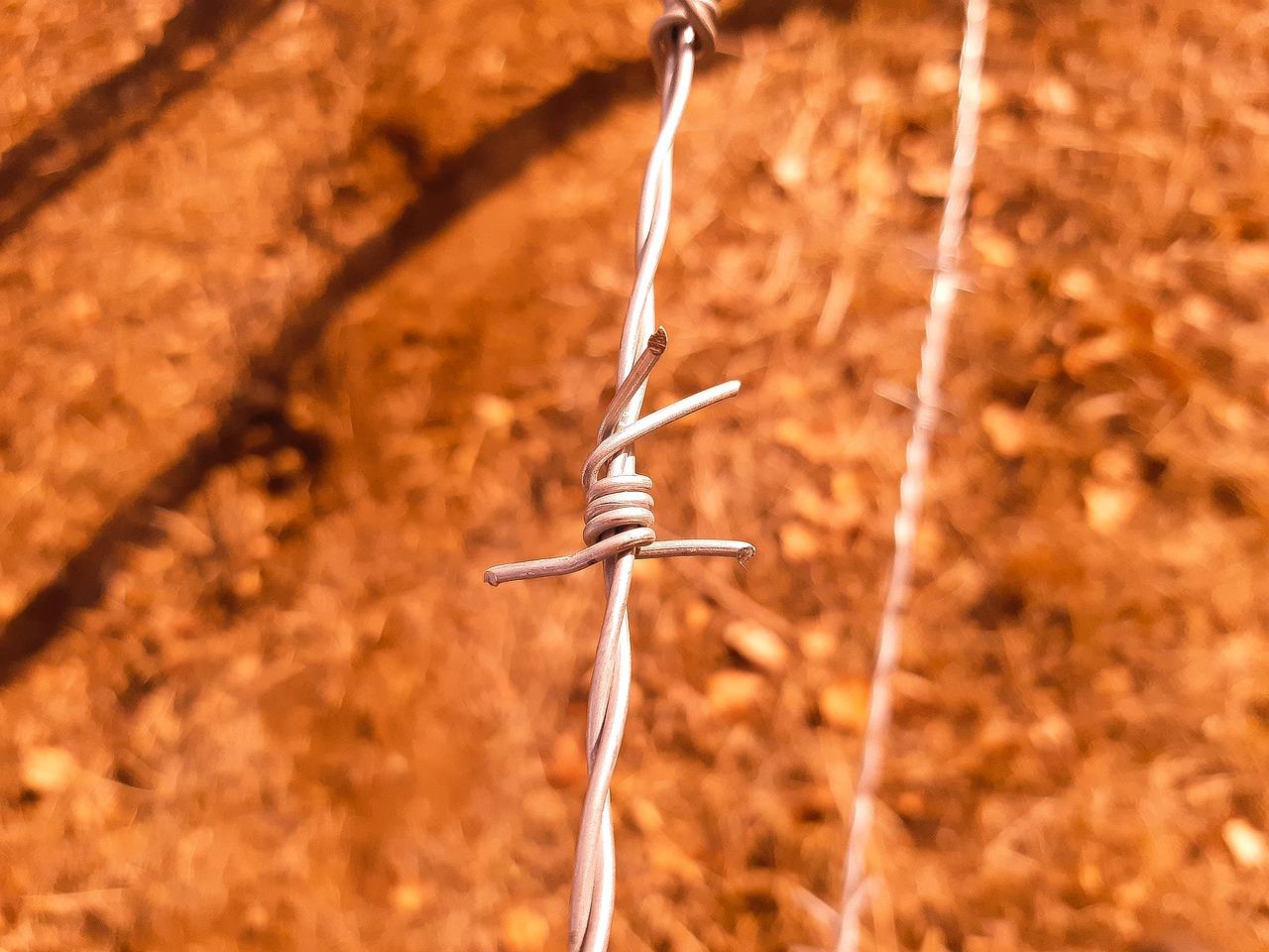 如何墙上拉铁丝