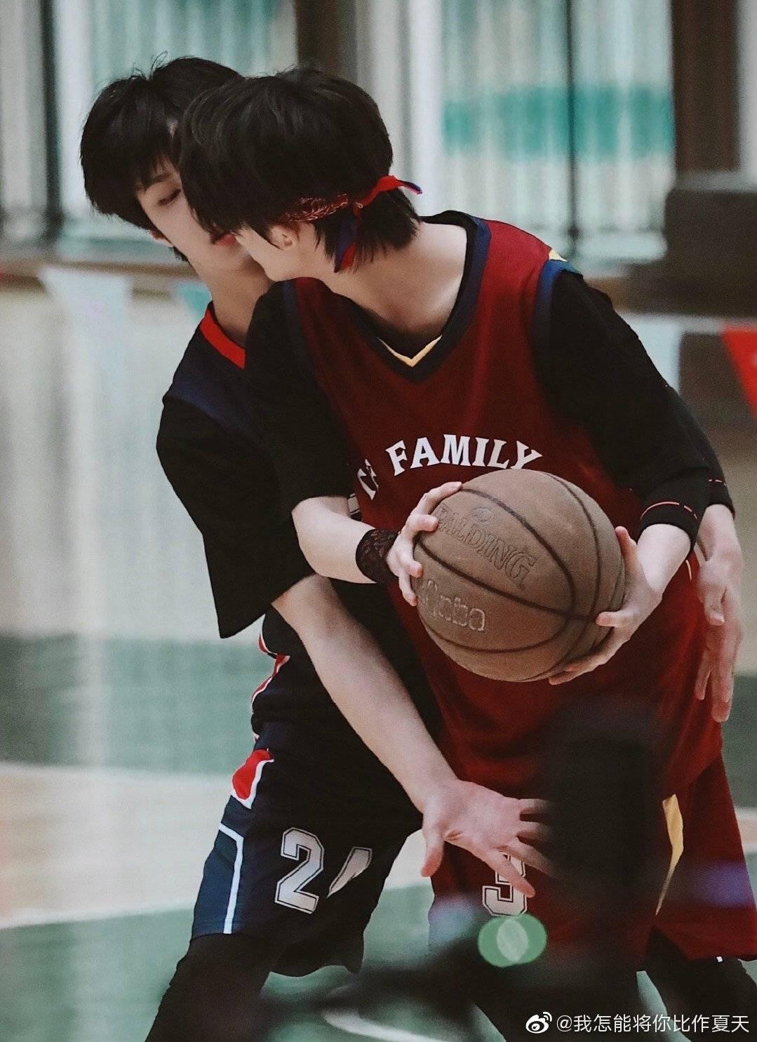 如何看待刘耀文在丁程鑫18岁生日唱告白气球