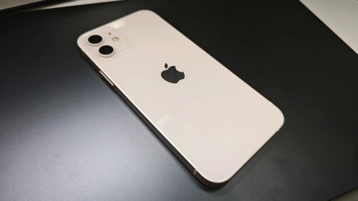 手持iphone12我很慌