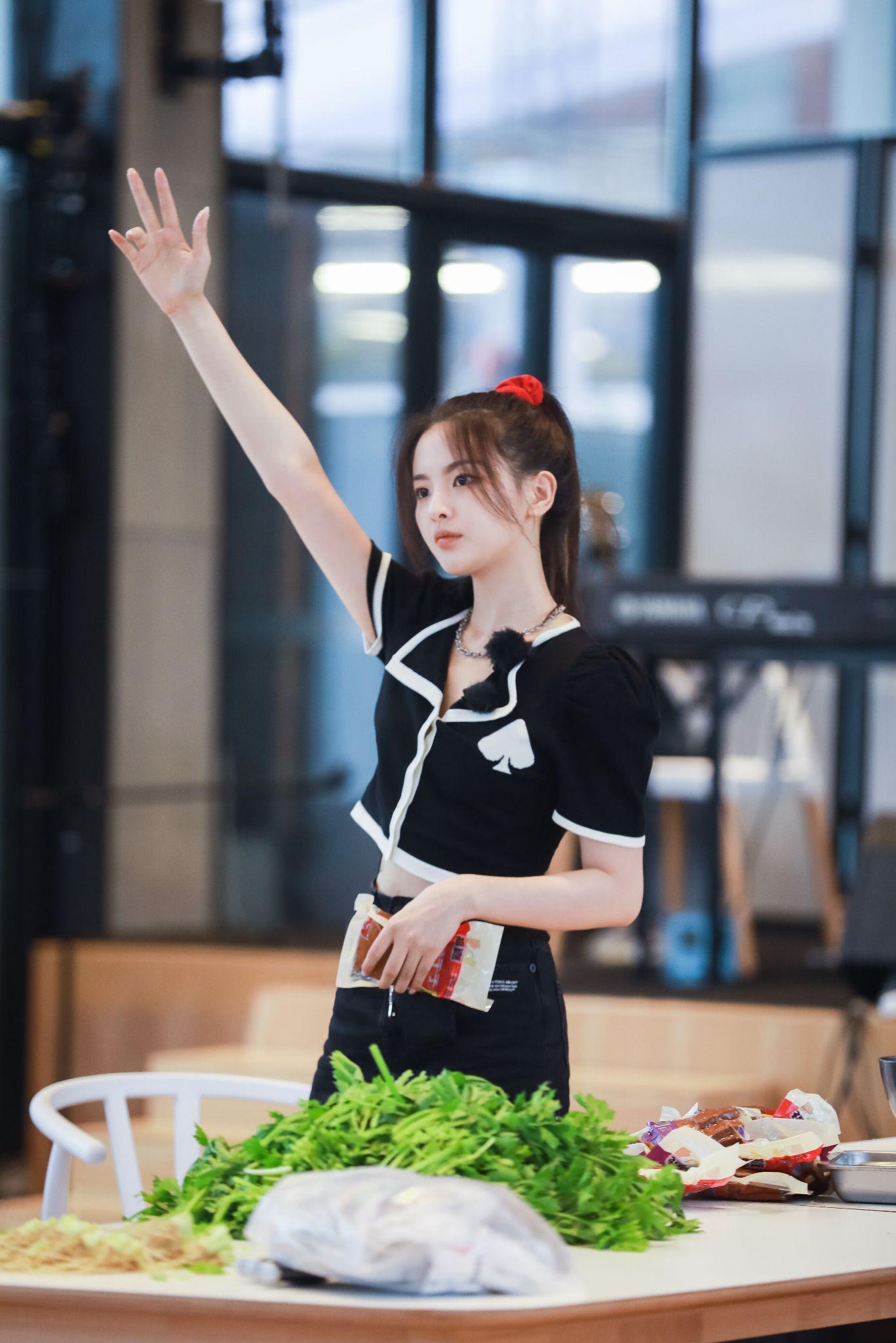 杨超越评价鲜厨四子所说的身处在最油腻的地方但却不油腻是什么意思