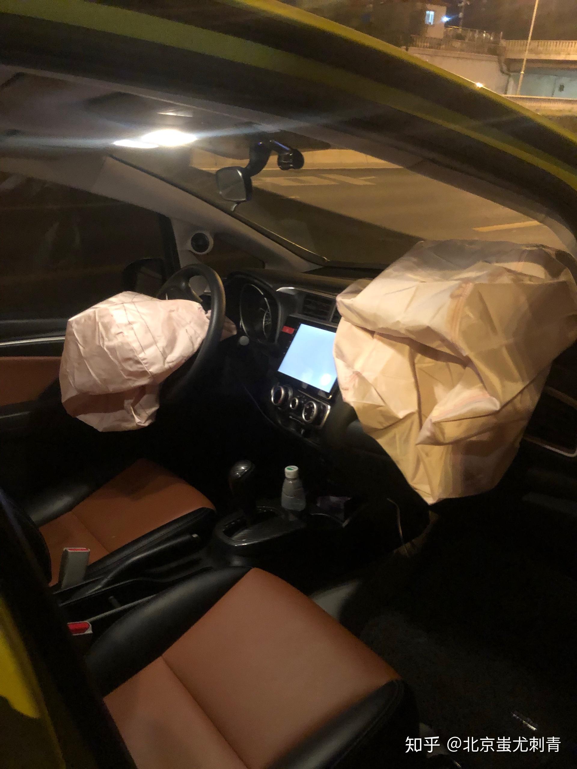 安全气囊爆炸一瞬间不会伤到人吗?