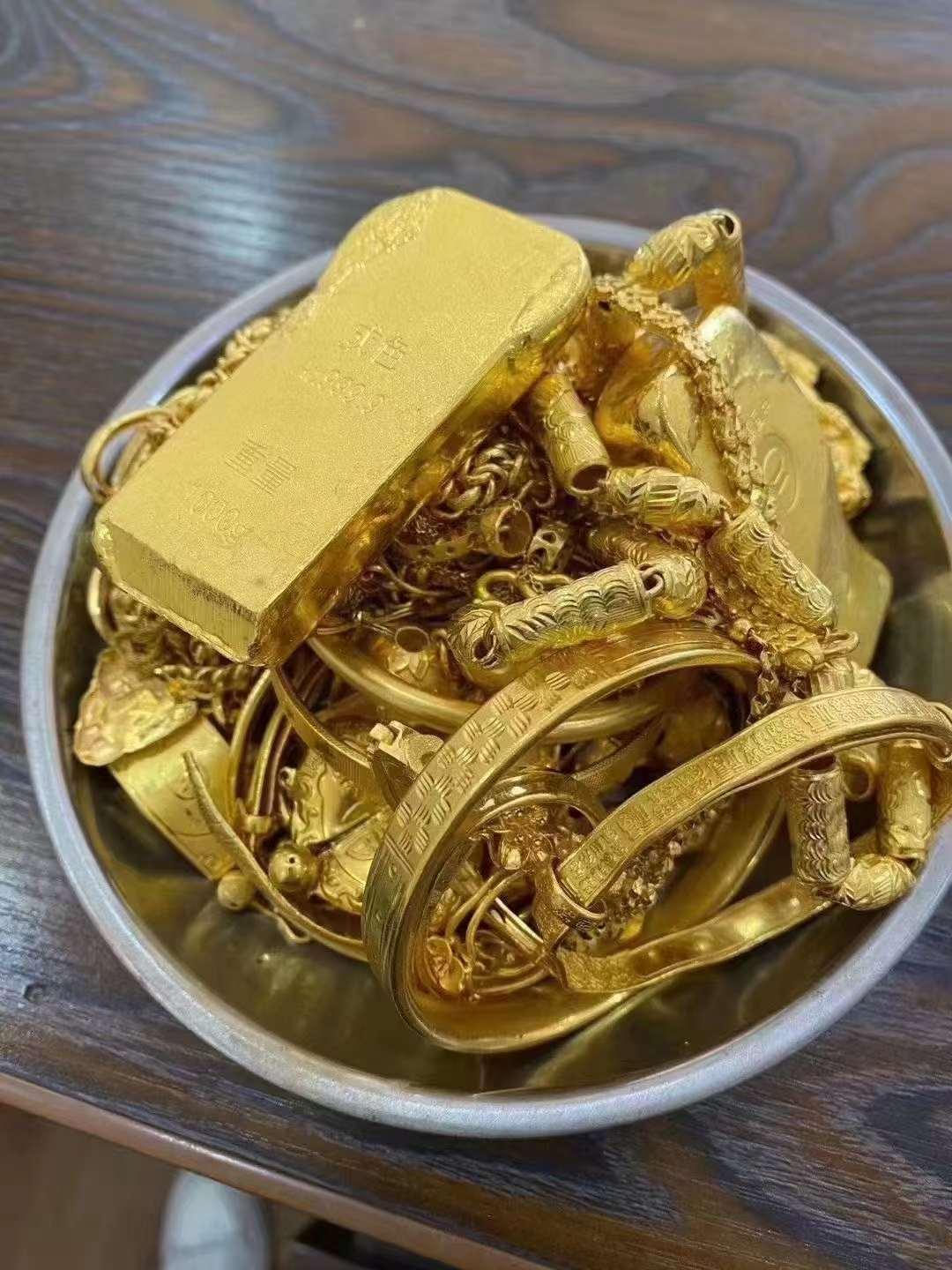 伴随着黄金的上升,还有不少人会考虑现在该不该买黄金,我想说的是