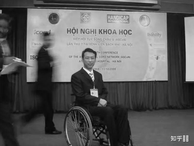 如何看待轮椅上的小仙女陈小平因无障碍坡道坡度太高而导致轮椅侧翻