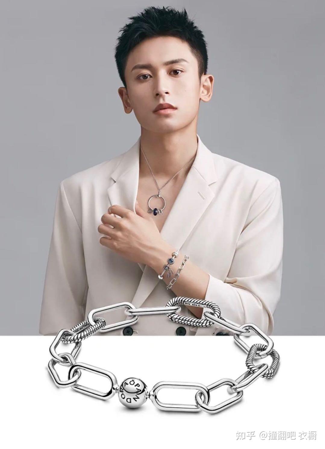 尤其是这款是张哲瀚同款,如果你女朋友是他的粉丝的话,送这款准没有错