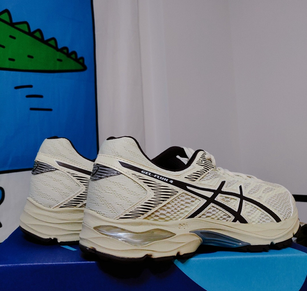 ②亚瑟士contend4采用gel-contend 4的中底技术叫做amplifoam,表面上